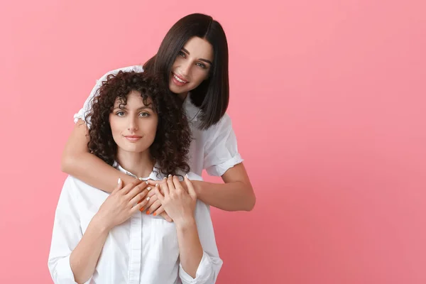 Mujer Joven Abrazando Hermana Fondo Color — Foto de Stock