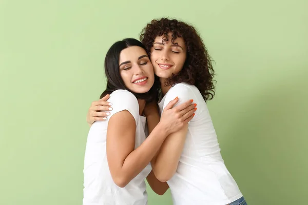 Hermanas Felices Con Los Ojos Cerrados Abrazándose Sobre Fondo Verde — Foto de Stock