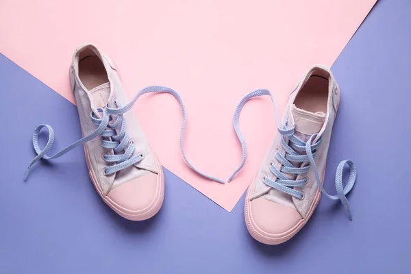 Paire Chaussures Élégantes Avec Lacets Détachés Sur Fond Couleur — Photo