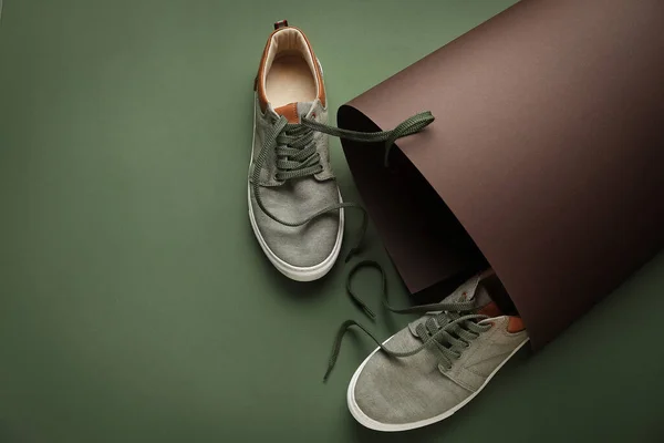 Пара Повседневной Обуви Развязанными Шнурками Цветном Фоне — стоковое фото