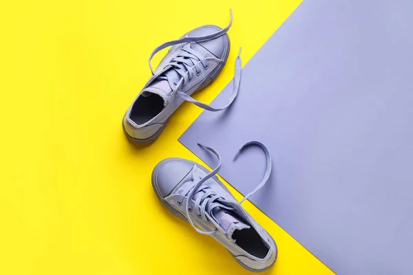 Par Zapatos Lila Con Cordones Desatados Sobre Fondo Color —  Fotos de Stock