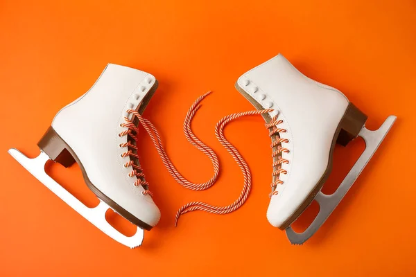 Paar Schlittschuhe Mit Ungebundenen Schnürsenkeln Auf Farbigem Hintergrund — Stockfoto