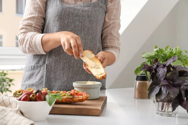 Mujer Extendiendo Tostadas Con Inmersión Mesa Cocina —  Fotos de Stock