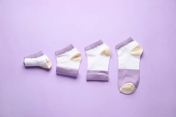 Leylak Arkaplanda Şık Çoraplar — Stok fotoğraf