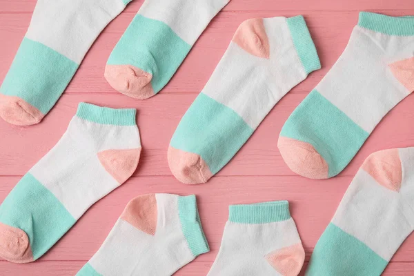 Many Socks Pink Wooden Background Closeup — Stock Photo, Image