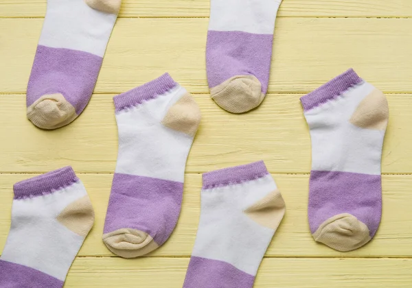 Muchos Calcetines Sobre Fondo Madera Amarillo Primer Plano — Foto de Stock