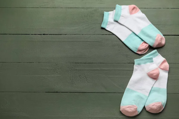 Stylové Bavlněné Ponožky Barevném Dřevěném Pozadí — Stock fotografie