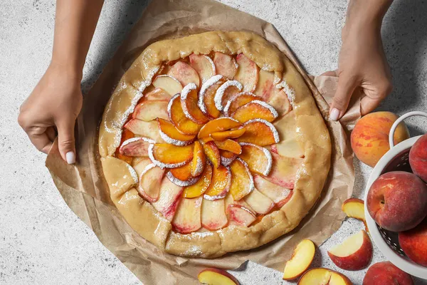 Woman Raw Peach Galette Light Background — Stock Photo, Image