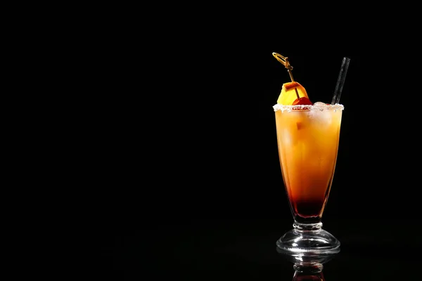 Bicchiere Gustoso Cocktail Tequila Sunrise Sfondo Scuro — Foto Stock