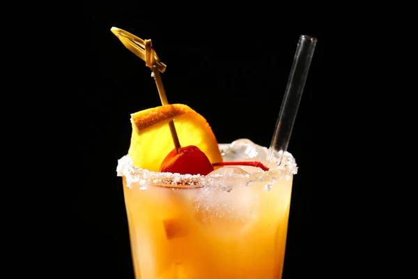 Egy Pohár Ízletes Tequila Sunrise Koktél Sötét Háttérrel Közelkép — Stock Fotó
