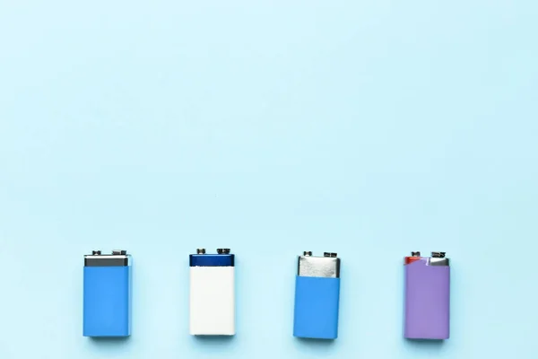 Alkalické Baterie Řadě Modrém Pozadí — Stock fotografie