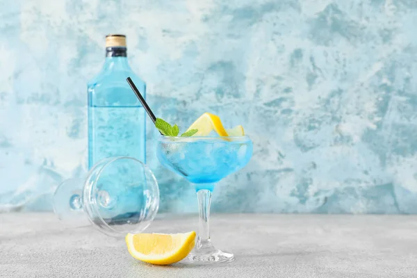 Glass Blue Lagoon Cocktail Table — Stock Photo, Image