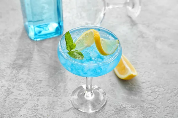 Glas Blue Lagoon Cocktail Auf Hellem Hintergrund Nahaufnahme — Stockfoto