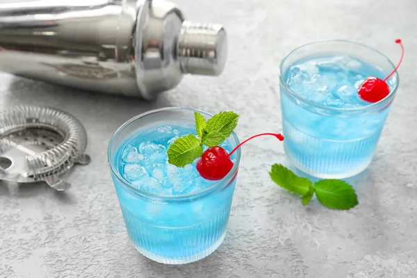 Glasses Blue Lagoon Cocktail Light Background Closeup — Stock Photo, Image