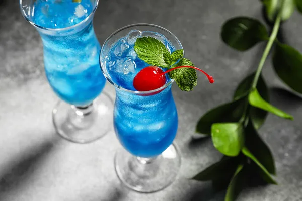 Glazen Blue Lagoon Cocktail Donkere Achtergrond Close — Stockfoto
