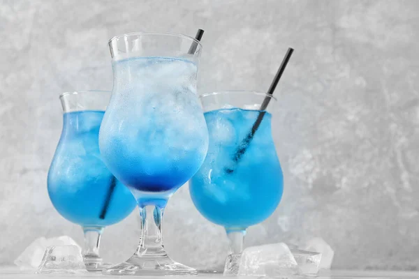 Gläser Mit Blauem Lagunencocktail Auf Dem Tisch Nahaufnahme — Stockfoto