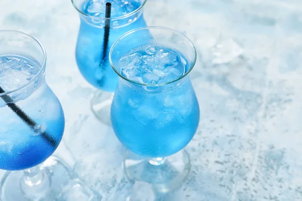 Glazen Van Blue Lagoon Cocktail Kleur Achtergrond Close — Stockfoto