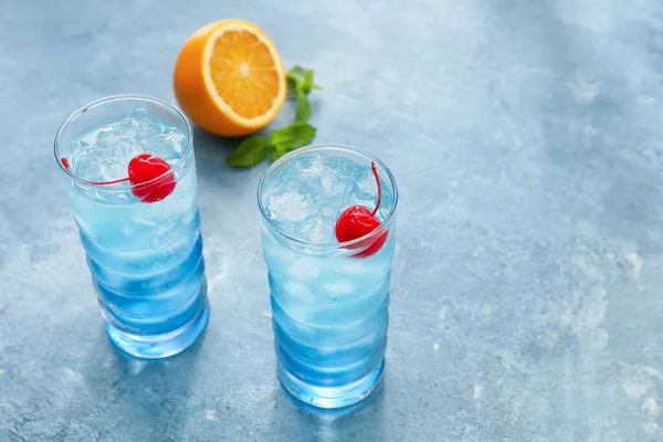 彩色背景下的蓝色泻湖调酒杯 — 图库照片