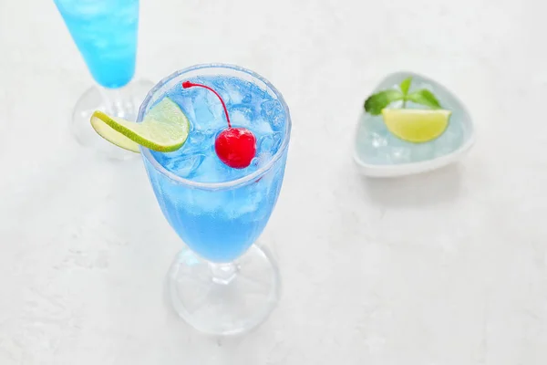Glas Blue Lagoon Cocktail Lichte Achtergrond Close — Stockfoto