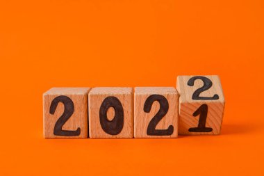 Renk arka planında 2021 'den 2022' ye çevirme