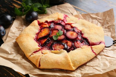 Lezzetli erik galetesi olan parşömen, yakın plan.