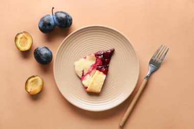 Renkli arkaplanda lezzetli erik galeti tabağı