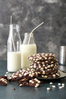 Tabakta lezzetli çikolatalı kurabiyeler var.