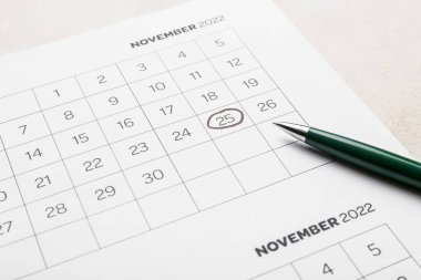 Beyaz arkaplanda Kara Cuma işaretli takvim sayfası, yakın plan