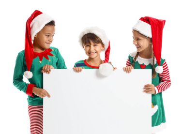 Beyaz arka planda boş posteri olan elf gibi giyinmiş şirin çocuklar.