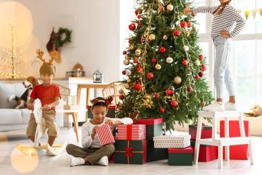 Noel 'i evde kutlayan şirin çocuklar.