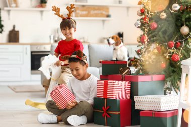 Evde Noel hediyeleri olan küçük Afro-Amerikalı çocuk.
