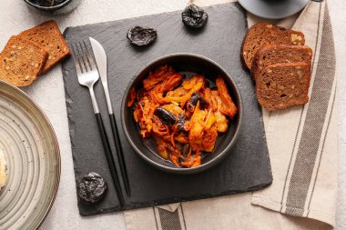 Lezzetli sığır eti güveci ve hafif masada kuru erik.