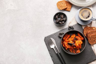 Lezzetli sığır güveci ve şeffaf masada kuru erikli kompozisyon.