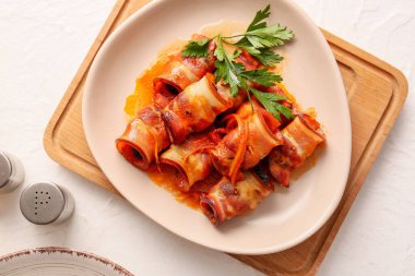 Patates püresi, kıtır pastırmalı kuru erik, sos sosu ve masanda maydanoz, yakın plan.