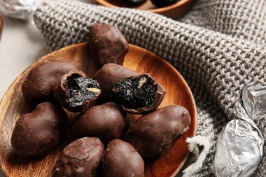 Sofrada kuru erikli lezzetli çikolata şekerlemeleri, yakın plan.