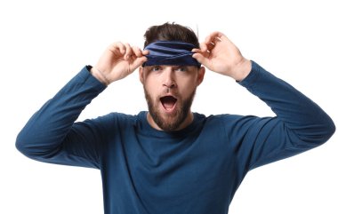 Beyaz arka planda uyuyan maskeli bir genç adam.