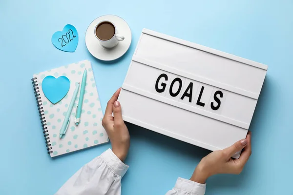 Female Hands Holding Board Word Goals Color Background — Stock Photo, Image