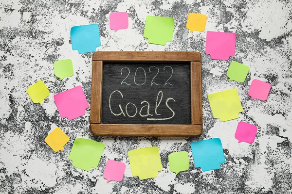 Chalkboard Med Text 2022 Goals Och Tomma Papper Anteckningar Grunge — Stockfoto