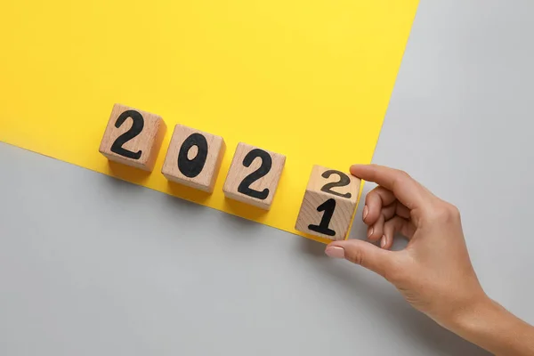 Kvinna Hand Svarvning Figur 2021 Till 2022 Färg Bakgrund — Stockfoto