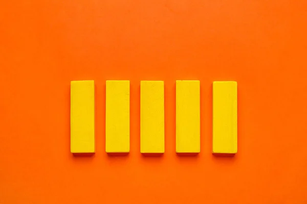 Bloques Amarillos Sobre Fondo Naranja —  Fotos de Stock