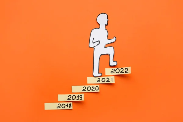 Siffror Som Betecknar 2018 2022 Och Papper Man Färg Bakgrund — Stockfoto