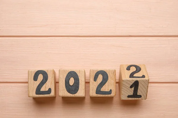Förvandling Figur 2021 Till 2022 Färg Trä Bakgrund — Stockfoto