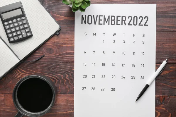 Kalender Pagina Van November 2022 Kopje Koffie Briefpapier Donkere Houten — Stockfoto