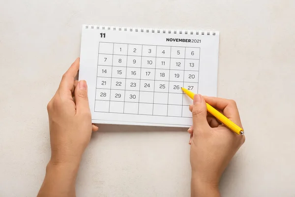 Mujer Marcando Fecha Del Viernes Negro Calendario Sobre Fondo Blanco — Foto de Stock