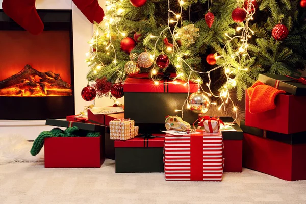 Viele Geschenke Unterm Weihnachtsbaum Zimmer — Stockfoto