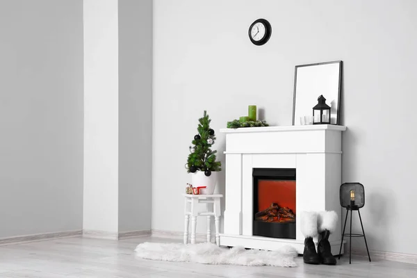 Moderner Kamin Tisch Mit Weihnachtsbaum Und Nikolausstiefel Zimmer — Stockfoto