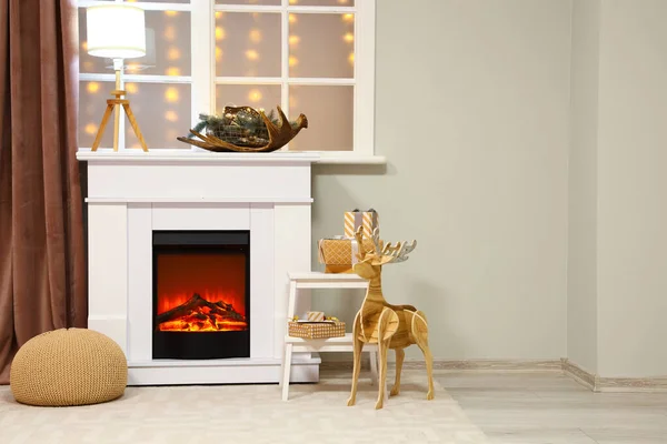暖炉に木製の鹿と部屋のクリスマスプレゼント — ストック写真