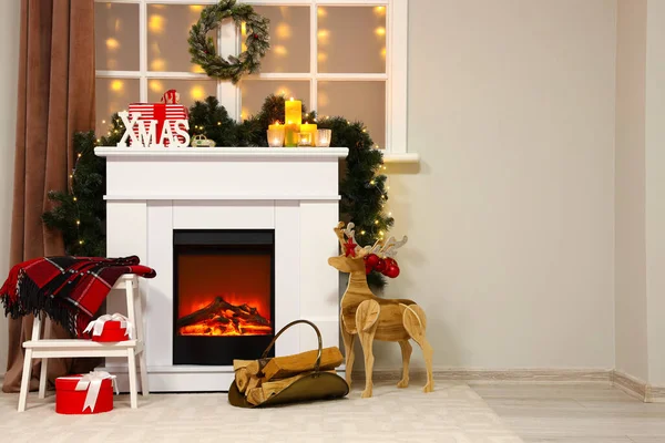 Chimenea Con Ciervos Madera Leña Habitación Decorada Para Navidad — Foto de Stock