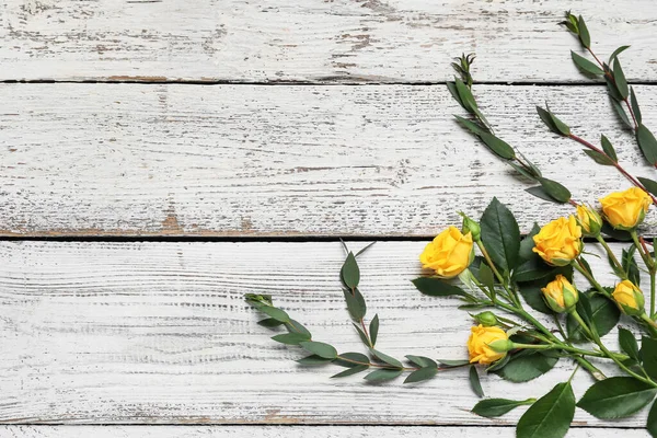 Hafif ahşap arka planda güzel güller, yakın plan.