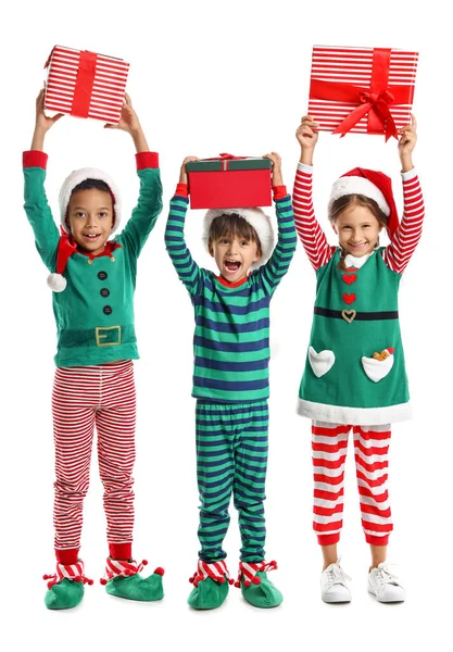 Nette Kleine Kinder Verkleidet Als Elfen Mit Weihnachtsgeschenken Auf Weißem — Stockfoto